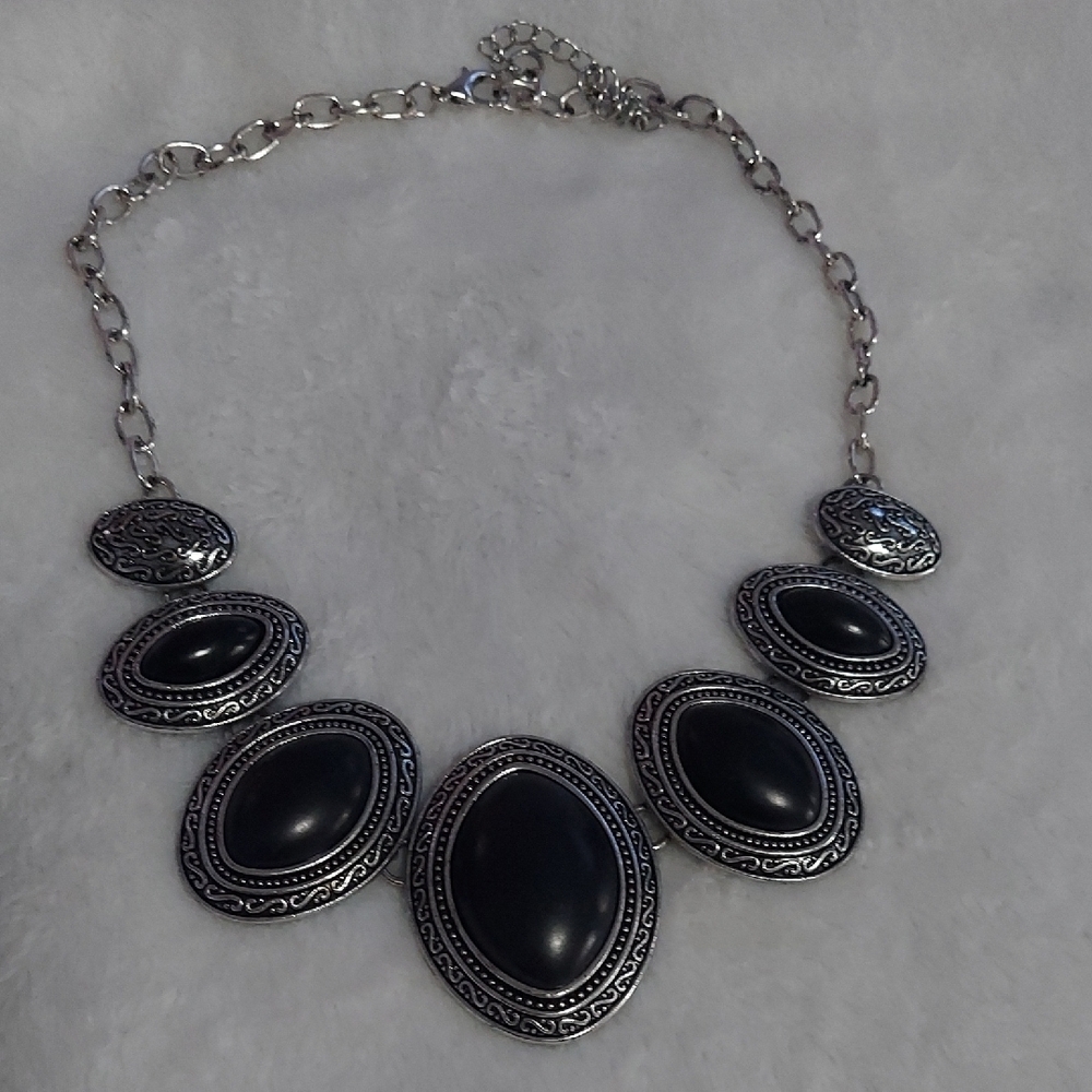 6/$10 Chic Silver and Black Oval Necklace